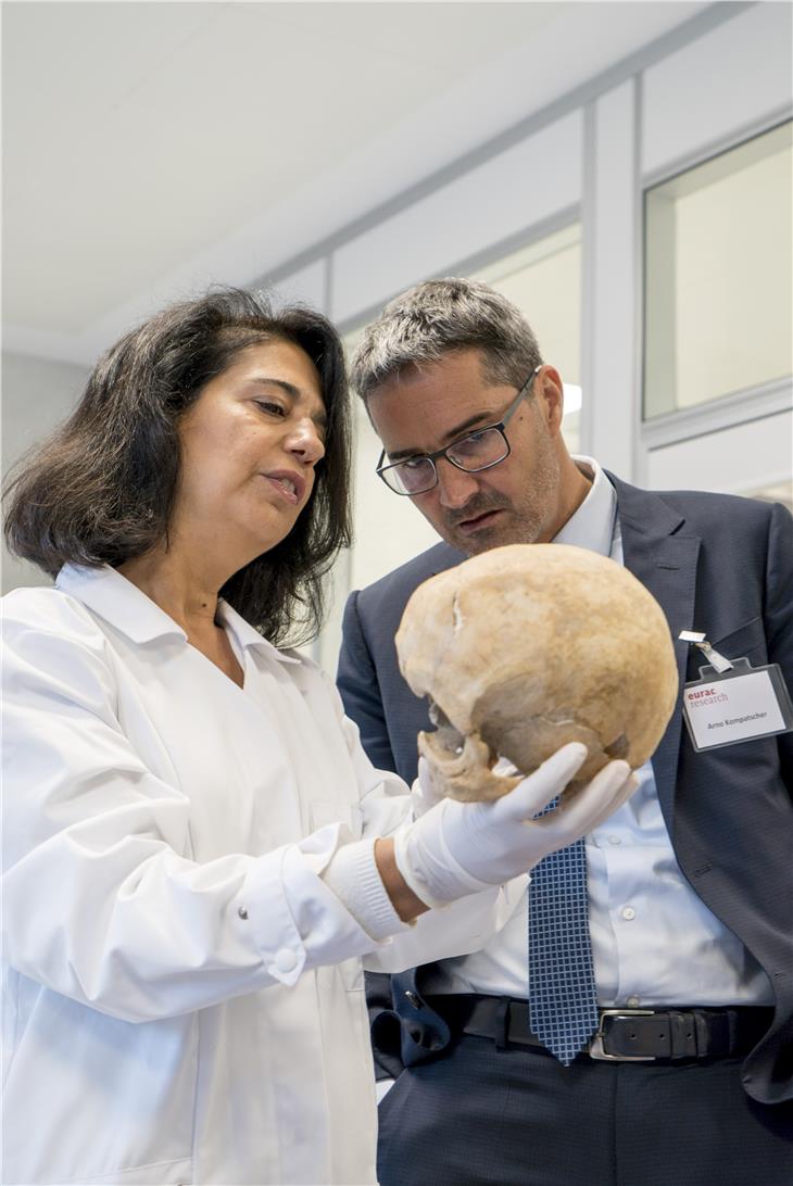 LH Kompatscher bei der Eröffnung des "Mummys Lab" des Instituts für Mumienforschung von Eurac Research im NOI Techpark (Foto Eurac Research)