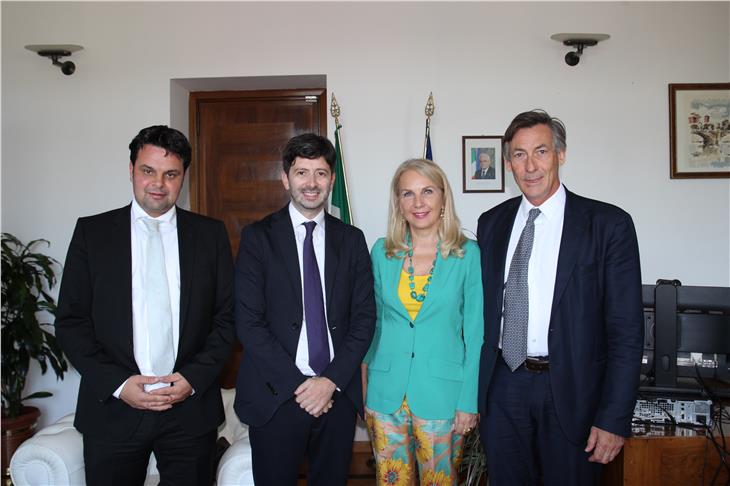 Minister Speranza (2.v.l) mit der Südtirol Delegation: (v.r.) LR Widmann und die Parlamentarier Unterberger und Durnwalder (Foto LPA)