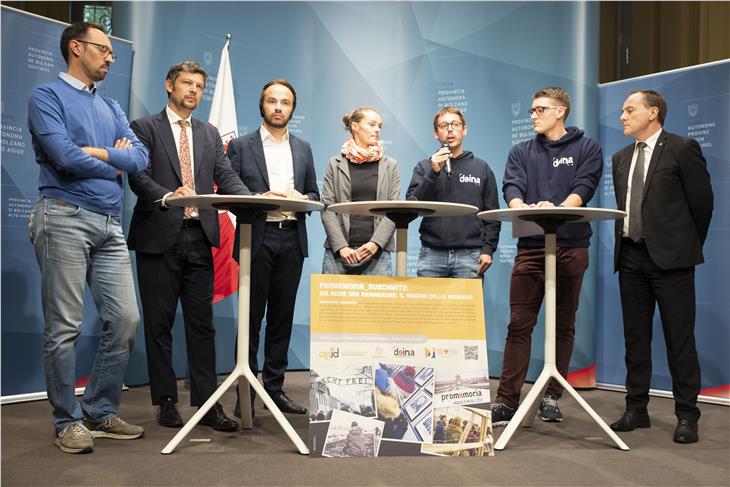 Bonagura, LR Alfreider, LR Achammer, Hafner, Huber, Della Serra und LR Vettorato: Die Jugendlichen sollen Geschichte erleben und weitergeben (FOTO: LPA/Barbara Franzelin)