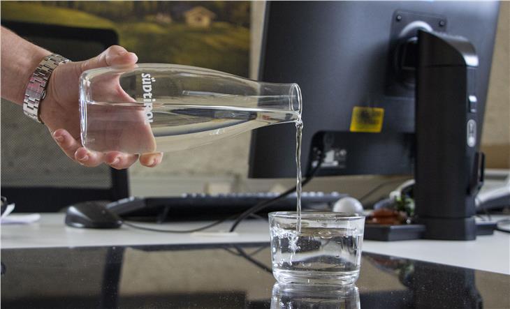 Mehr Glas und weniger Plastik, dafür will sich die Landesverwaltung einsetzen. Foto: LPA/mb