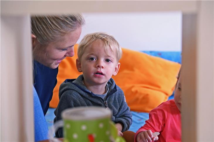 Über 4000 Kinder zwischen 3 Monaten und 3 Jahren werden von 237 Tagesmüttern, in 92 Kitas oder in einem der 14 Horte betreut. Foto: LPA/Greta Stuefer