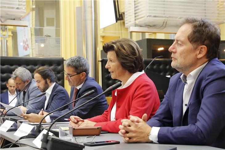 Die Landesregierung am Podium beim Gespräch mit den Sozialpartnern (Foto LPA/mb)