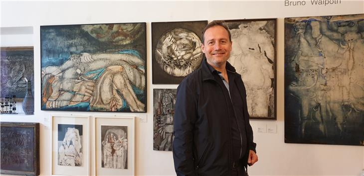 Das Museum für die Kreuzer-Sammlung nimmt weiter Form an: Hochbaulandesrat Massimo Bessone vor einem Teil der umfangreichen Sammmlung. Foto: LPA/A. Pitarelli