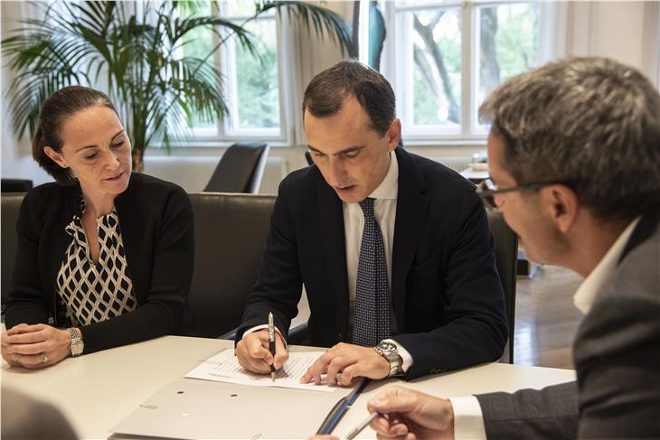 LH Kompatscher und Direktor Caizza bei der heutigen Unterzeichnung - Foto: LPA/Barbara Franzelin