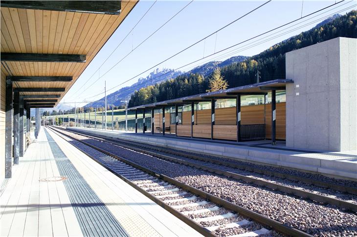 Leerer Bahnhof Niederdorf: Am kommenden Sonntagvormittag ist auch hier die Bahnlinie unterbrochen. (Foto STA/Riller)