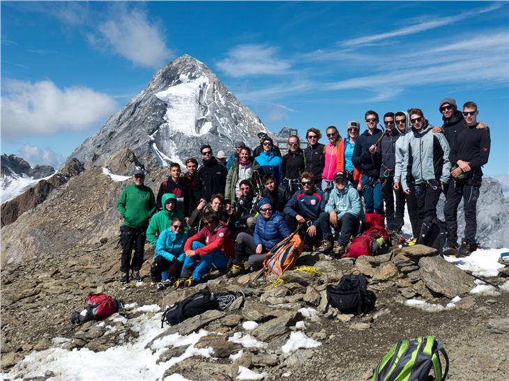Die Teilnehmerinnen und Teilnehmer des Gletschercamps auf der Suldenspitze (Foto Christian Aspmair)
