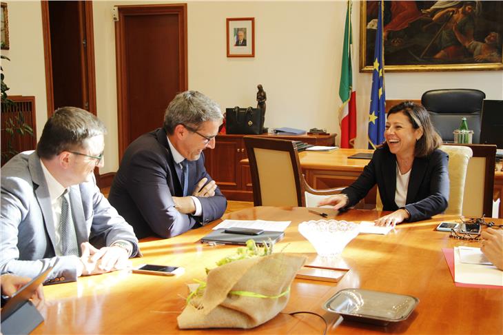 A22-Konzession im Mittelpunkt des Treffens zwischen (v.l.) Fugatti, Kompatscher und Ministerrin De Micheli (Foto: LPA/Michele Bolognini)