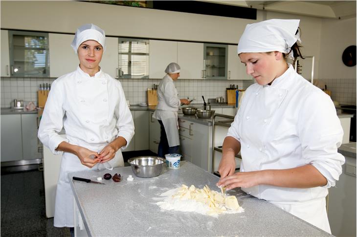 Besonders viele Jugendliche absolvierten auch 2019 ein Sommerpraktikum im Gastgewerbe  (Foto: LPA)