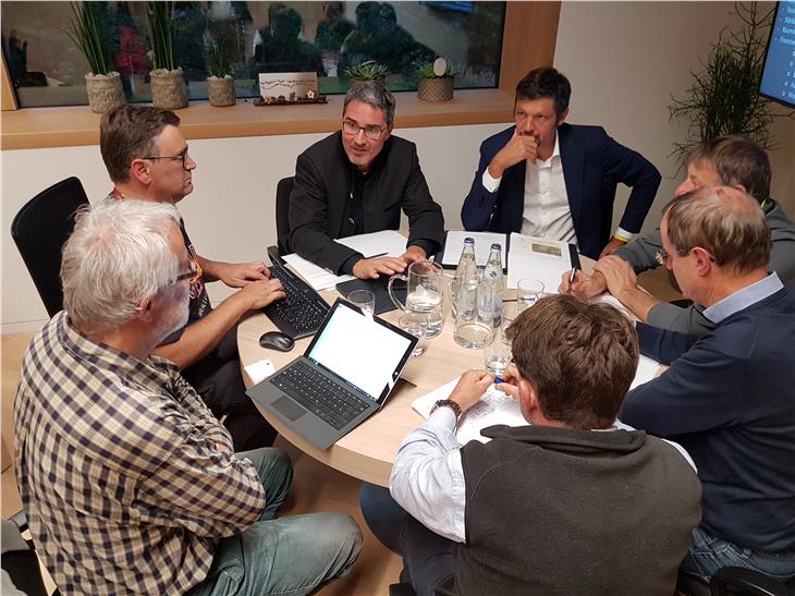 Intensive Gespräche: LH Kompatscher und LR ALfreider haben am Samstag die fünf Bürgermeister des Tauferer Ahrntales getroffen. (Foto: LPA/Gerhard Duregger)
