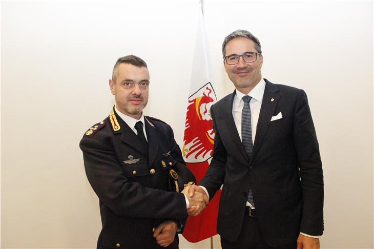 LH Kompatscher mit dem neuen regionalen Postpolizei-Chef Di Cuffa  (Foto: LPA/Guido Steinegger)