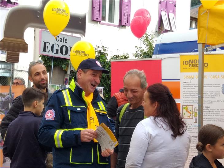 Auf Plätzen informieren eigens ausgebildete Freiwillige im Rahmen des italienweiten Projektes "Io non rischio" über den Zivilschutz; im Bild am Sonntag, dem 6. Oktober, beim Markt in Leifers. Foto: LPA/Maja Clara