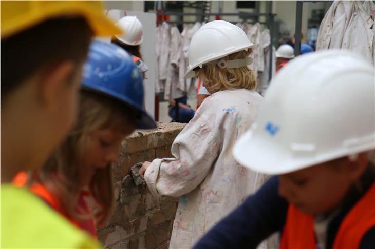 Einblick in Handwerksberufe erhalten Grundschüler in dieser Woche in der Erlebniswelt Baustelle im NOI Techpark. (Foto: LPA/Peter Natter)