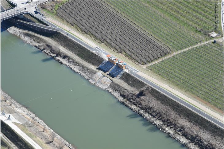 Die Pegelmessstelle und der Infopoint an der Etsch in Salurn (im Bild) werden am Montag, 14. Oktober, offiziell ihrer Bestimmung übergeben. (Foto: LPA/Hydrographisches Amt)