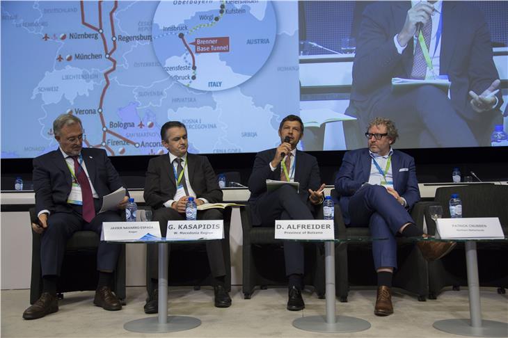 Auch Südtirol wird bei der Entwicklung neuer H2-Technologien dabei sein: Mobilitätslandesrat Daniel Alfreider in Brüssel. (Foto: LPA/Delmi Alvarez)