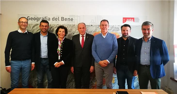 Im Rahmen der Verwaltungsratssitzung, an der auch LRin Hochgruber Kuenzer teilnahm, übernahm der Trentiner Vize-LH Mario Tonina (Mi.) offiziell den Vorsitz der Stiftung Dolomiten UNESCO. (Foto: LPA/Giulia Gelmi)