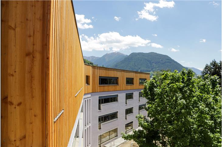 Das erneuerte Schulzentrum "Alexander Langer" (Foto: LPA/Arch. Delueg)