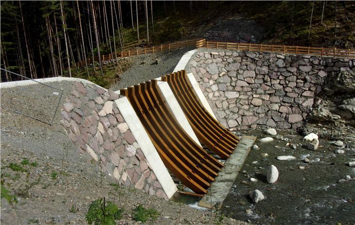 Die Rückhaltesperre aus Stahlbeton im Schaldererbach ist 10 Meter hoch und 50 Meter breit. (Foto: LPA/Amt für Wildbach- und Lawinenverbauung Nord)