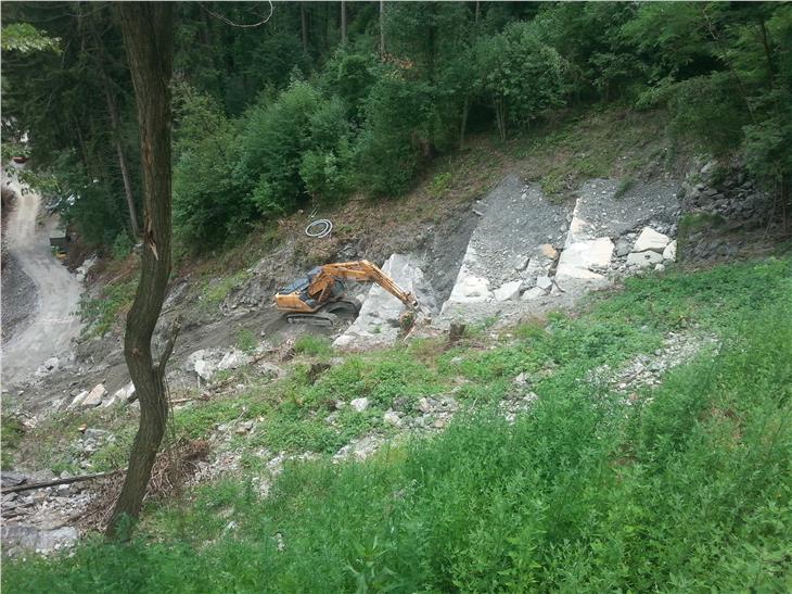 Das Amt für Wildbach- und Lawinenverbauung Nord hat zehn betonverstärkte Zyklopensteinsperren auf dem orografisch rechten Zubringer des Gravetschbaches in Villanders gebaut. (Foto: LPA/Amt für Wildbach- und Lawinenverbauung Nord)