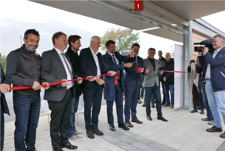 Mit dem Banddurchschnitt eröffnet LR Alfreider (Mitte) den neuen Bahnhof Staben (Foto: LPA/Roman Clara)