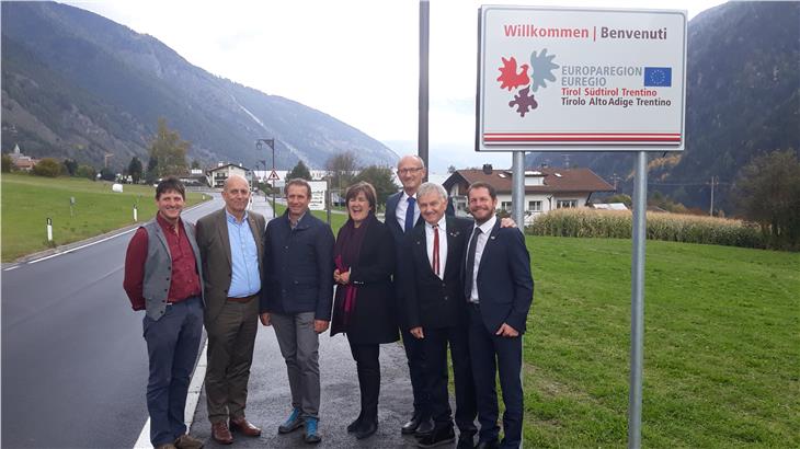 "Diese Schilder sind Willkommensschilder in der Europaregion", sagte Vallazza (r.) nach der Enthüllung (Foto: LPA/Matteo Donagrandi)