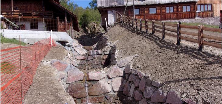 Im oberen Teil des Garner Baches wurden acht Sperren aus Zyklopensteinen gebaut; das Bild entstand im Mai dieses Jahres. Foto: (LPA/Landesamt für Wildbach- und Lawinenverbauung Nord)