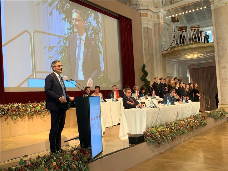 LH Kompatscher (am Podium) stellte den Antrag zur Brennerkorridor-Strategie im Dreierlandtag im Kursaal von Meran vor. (Foto: LPA)