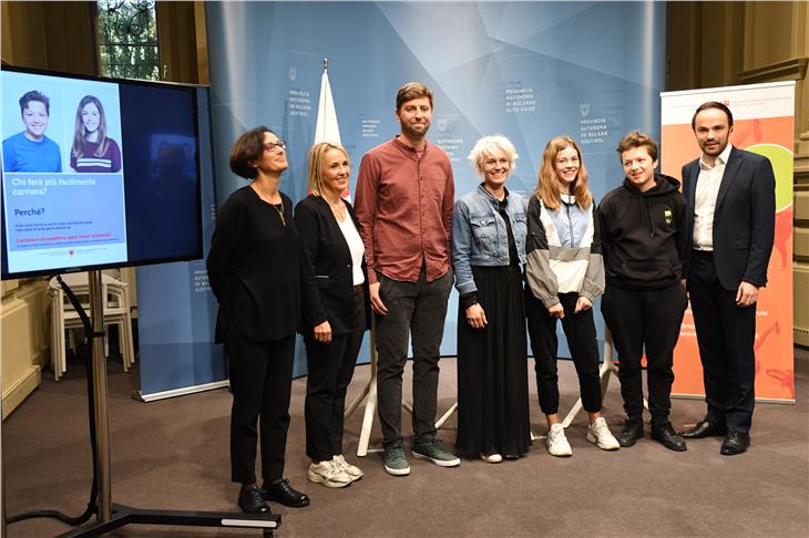 LR Achammer flankiert von vier Testimonials der neuen Kampagne "Umdenken öffnet Horizonte", zusammen mit Abteilungsdirektorin Tschugguel (1.v.l.) und Amtsdirektorin Seebacher (2.v.l.). (Foto: LPA/Benischek)