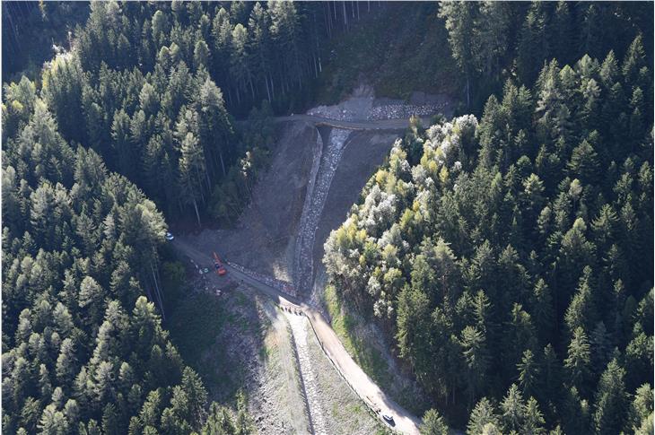 280 Meter Ablenkdamm im Schindlergraben in Franzensfeste sollen künftig Murgänge ableiten. (Foto: Landesagentur für Bevölkerungsschutz/Luca Messina)