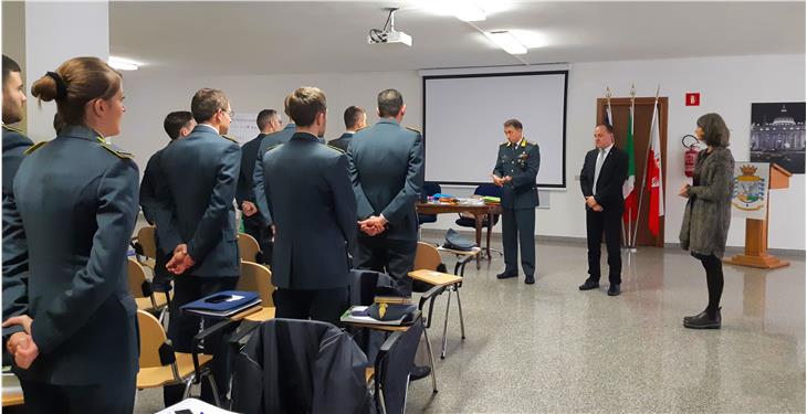 LR Vettorato mit den Deutschkurs-Teilnehmern der Finanzwache (Foto: LPA/Thomas Laconi)