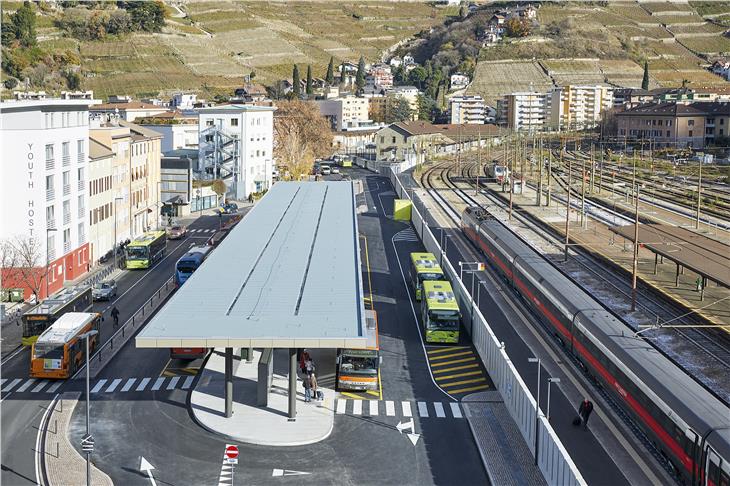 Bus- und Bahn fahren am Sonntagvormittag in Bozen nicht, weil eine Bombe entschärft wird. (Foto: LPA/STA/Riller)