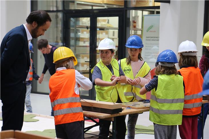 LR Achammer (l.) mit Kindern beim erlebbaren Handwerk: "Nächstes Jahr wollen wir damit hinaus in die Ortschaften." (Foto: LPA/Peter Natter)