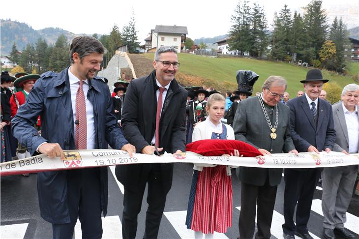 Mit dem Banddurchschneiden wurde die neue Brücke eröffnet (v.l.): LR Alfreider, LH Kompatscher, BM Frenademetz, Dekan Willeit und Alt-LR Mussner. (Foto: LPA/Ingo Dejaco)