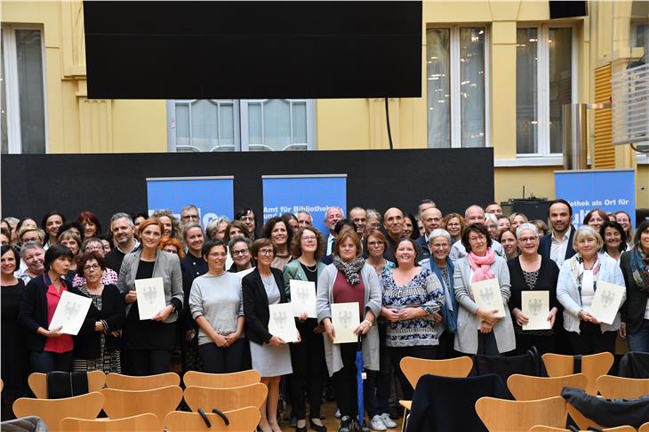 Rund 120 Vertreterinnen und Vertreter der Öffentlichen Bibliotheken und Schulbibliotheken bei der offiziellen Verleihung des Qualitätszertifikats für Bibliotheken durch Landesrat Philipp Achammer. (Foto: LPA/Edith Benischek)