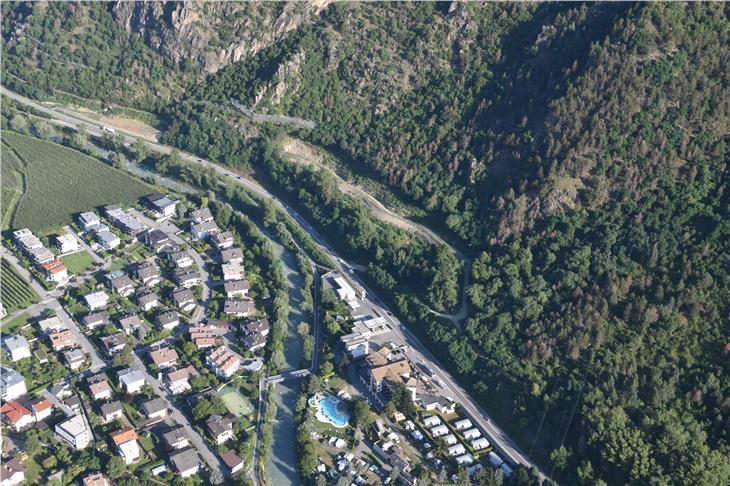 Die neuen Steinschlagschutzdämme mit Recyclingmaterial entlang der Vinschgauer Staatsstraße bei Latsch sind 400 Laufmeter lang. (Foto: LPA/Landesamt für Geologie und Baustoffprüfung)