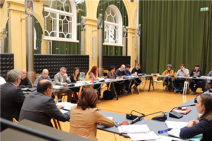 Im Landhaus 1 in Bozen wurden heute die Verhandlungen zum Bereichsübergreifenden Kollektivvertrag weitergeführt. (Foto: LPA/jw)