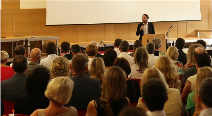 Landesrat Achammer informierte bei der heutigen Herbsttagung über die Ausbildungen für Kindergarten, Mittel- und Oberschule. (Foto: LPA)