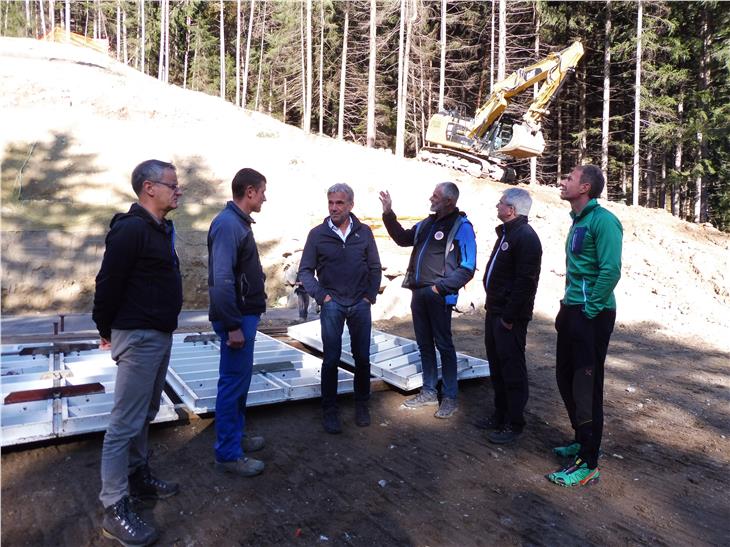 LR Schuler (3.v.l.) auf der Baustelle Mühlbach mit Ressortdirektor Unterweger (r.), Agenturdirektor Pollinger (2.v.r.), Amtsdirektor Sandro Gius (l.). (Foto: LPA/Judith Weissensteiner)