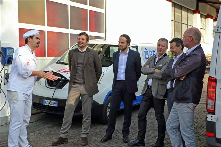 Firmenchef Profanter berichtet LR Alfreider, LR Achammer, BM Peter Brunner, STA-Chef Dejaco und Gemeindereferent Josef Unterrainer, wie der Betrieb mit Elektromobilität klappt. (Foto: LPA)