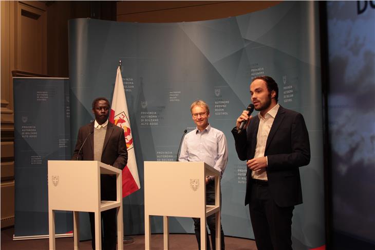 Die statistischen Daten zur Einwanderung in Italien und Südtirol wurden heute in Bozen von (v.r.) LR Achammer sowie Matthias Oberbacher und Federico Biague von der Beobachtungsstelle für Integration vorgestellt. (Foto: LPA/Edith Benischek)