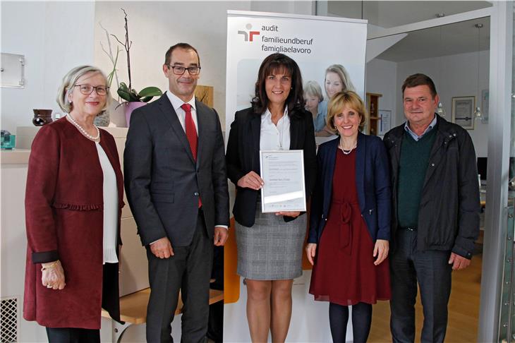 Zertifizierte Familienfreundlichkeit bei Sinfotel in Feldthurns: (v.l.) Auditorin Christine von Stefenelli, Handelskammer-Generalsekretär Aberer, Brigitte Brunner (Sinfotel), LRin Deeg und BM Messner (Foto: LPA/Greta Stuefer)