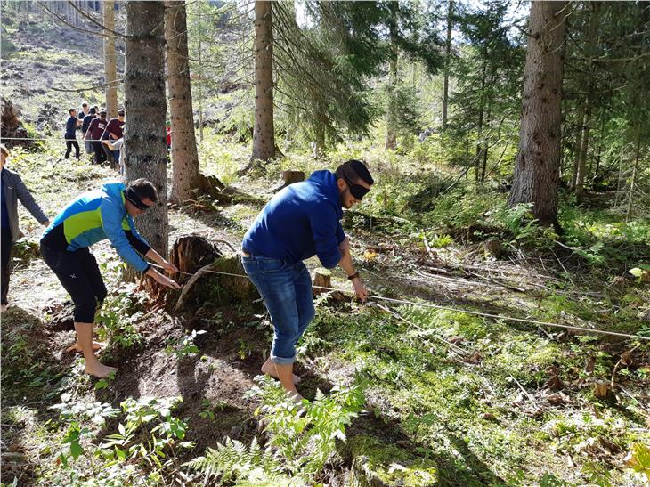 Im wahrsten Sinne hautnah: Blind und barfuß haben die Seminarteilnehmer den Wald erlebt. (Foto: LPA)