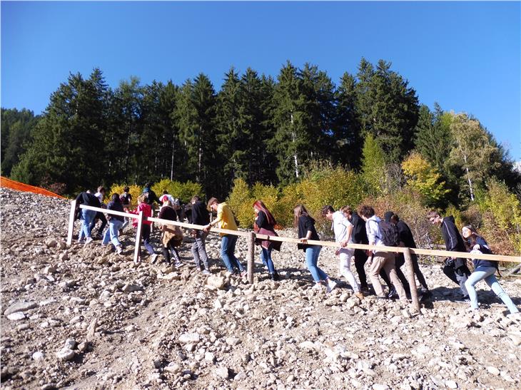 Auf die wichtige Rolle der Schutzbauwerke wurden die Schulklassen hingewiesen, die sie besichtigten, hier im Bild in Antholz. (Foto: LPA/Agentur für Bevölkerungsschutz)