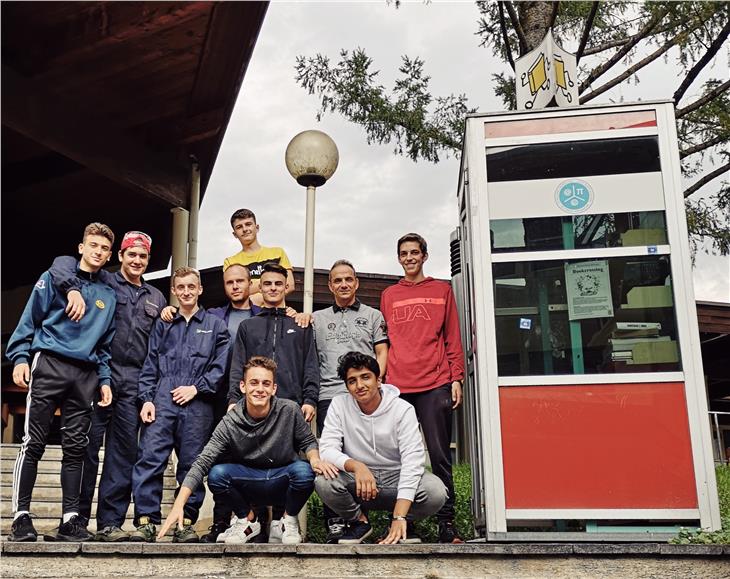 Gemeinsam Gutes tun: Die Brixner Schüler haben eine Mini-Bibliothek für Schüler im Erdbebengebiet in den Marken gebaut und befüllt. (Foto: LPA)