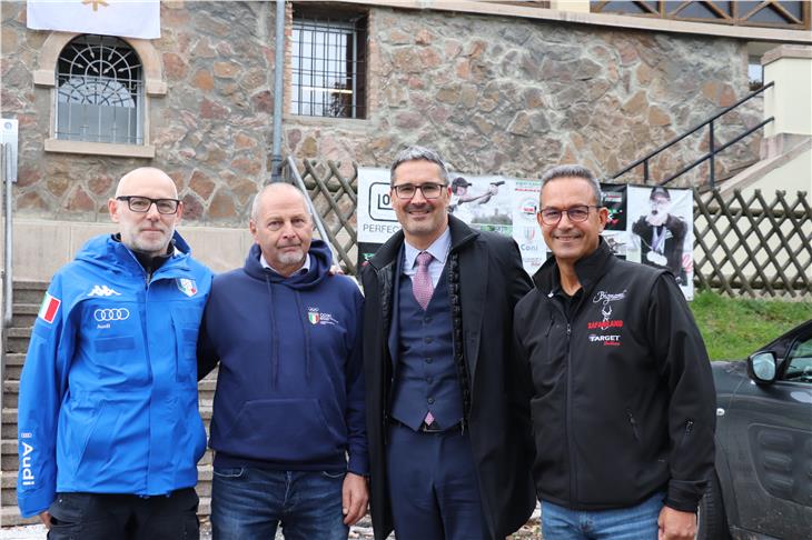 Besuch am Schießstand Bozen, im Bild v.l. UITS-Präsident Berton, Vorstandsmitglied Marco Bolzonello, LH Kompatscher und Stellvertreter Lillo (Foto: LPA/jw)