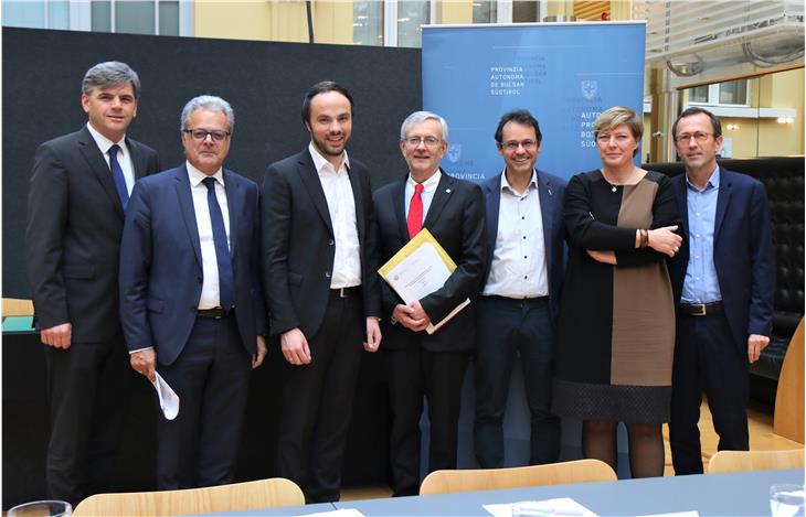 LR Achammer und Handelskammerpräsident Ebner (2.u.3.v.l.) mit Experten und Sozialpartner: Dem Fachkräftemangel entgegenwirken. (Foto: LPA/Peter Natter)