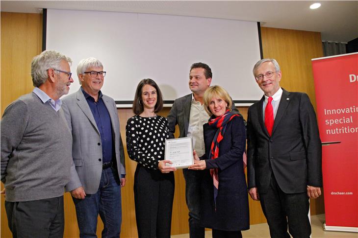 Freuten sich über die Auszeichnung: Ulrich Ladurner, Richard Stampfl, Esther Ausserhofer, Herbert Spechtenhauser (alle Dr. Schär), LRin Deeg und Handelskammerpräsident Ebner (Foto: LPA/Greta Stuefer)