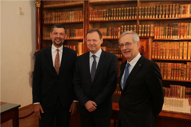 Die Digitalisierung des Verkehrs in Südtirol und am Brennerkorridors voranbringen: (v.l.) LR Alfreider, Generaldirektor für Kommunikationsnetz in der EK Viola und Handelskammerpräsident Ebner. (Foto: LPA/Roman Clara)