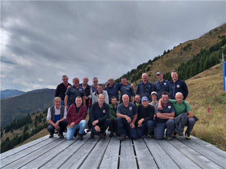 Lawinenschutz für Proveis: Besichtigung mit Bauleiter und Projektant Peter Egger (vorne, 3.v.l.). (Foto: LPA/Landesamt für Wildbach- und Lawinenverbauung Süd)