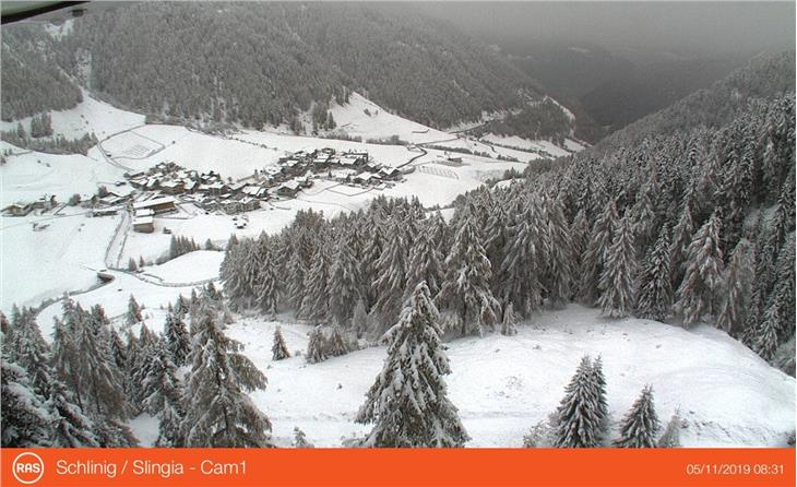 Gestern schon im Schnee zeigte sich Schlinig, Gemeinde Mals, abgebildet von der Wetterkamera der RAS; für übermorgen sind dermaßen ergiebige Niederschläge vorausgesagt, dass der Zivilschutzstatus hinaufgesetzt wird. (Foto: LPA/RAS)