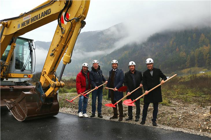 Josef Falser, Christian Egartner (Wipptaler Bau AG/Bitumisarco), LR Daniel Alfreider, BM Walter Huber und Valentino Pagani beim ersten Spatenstich und der Übergabe der Arbeiten in Niedervintl (Foto: LPA/Roman Clara)